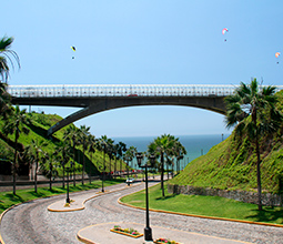 Vista panorámica de puente en Miraflores